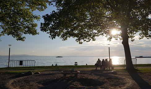 4-room apartment in a fantastic location, featuring a tile stove, balcony, rooftop terrace, guest bathroom, and garage.