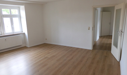 Attraktive, 125m2 grosse 4-Raum Wohnung im Zentrum mit Balkon und 2 Bädern. Frisch renoviert.