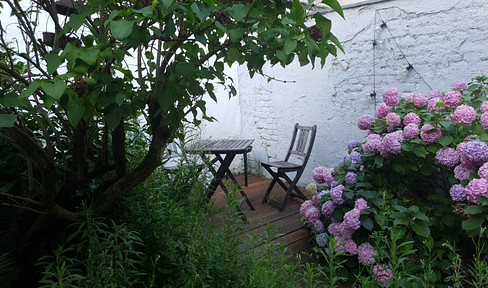 Bright and quiet city center apartment in loft style, with conservatory and small garden, furnished