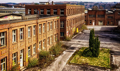 Historic factory ensemble (over 5,700 sqm) in the Peenehafen harbor