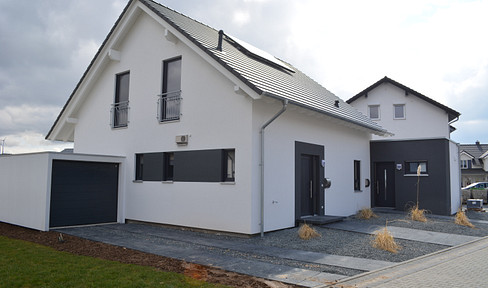 Neuwertiges Einfamilienhaus mit Garage und Einbauküche in Rheinböllen