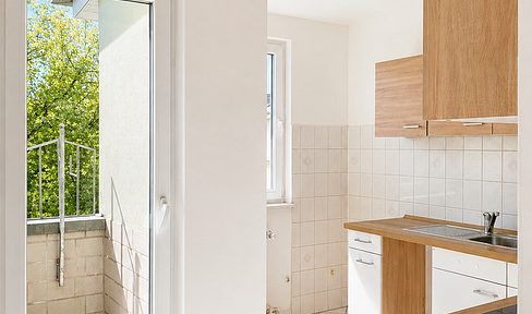 Sunny 3-room penthouse apartment with a terrace in Neukölln.
