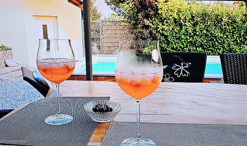 Geräumiges Familien-Domizil, oder luxuriöse -junge-Senioren-(WG 55+) mit Pool, Kapitalanlage