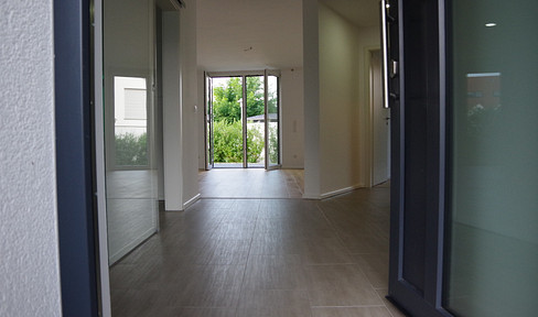 Tasteful first floor apartment with terrace & private garden