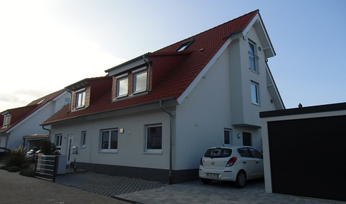 Neuwertige, großzügig geschnittene Doppelhaushälfte (BJ2018)