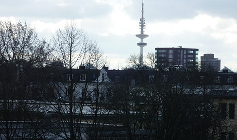 Exclusive apartment with a fireplace and views over the rooftops of Eppendorf.
