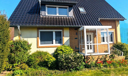 Zweifamilienhaus mit zwei Garagen und großem Garten