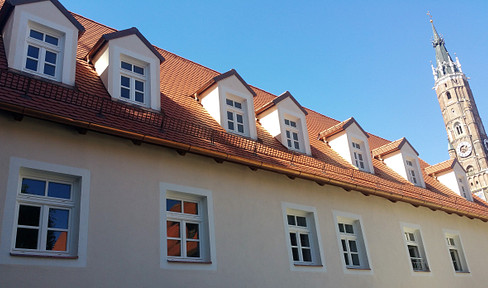 Apartment in a three-story building located in the Hofgarten district, near Trausnitz Castle.