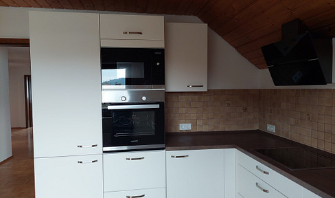 Apartment on the 1st floor, newly renovated, with a new built-in kitchen and bathroom cabinets.