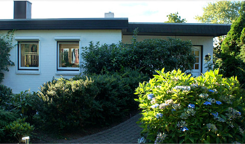 Atrium bungalow all on one level in Schenefeld Dorf directly at the Klövensteen forest