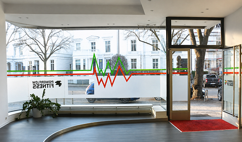 Bright shop in a prime location (approximately 80 square meters of retail space and approximately 100 square meters of basement).