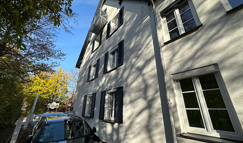 EXCLUSIVE 5-room apartment with EBK and rooftop terrace in Munich, quietly located near the city park