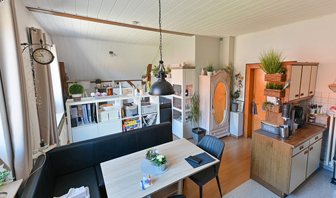 3-room apartment on the 1st floor – affordably heated with renewable energy, no garden, located in a green area.