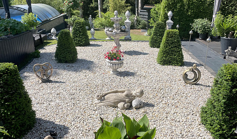 Prime location near the Briese: High-quality bungalow with a garden resembling a park and a swimming pool.