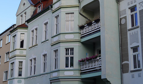 Großzügige Altbau-Wohnung mit Balkon