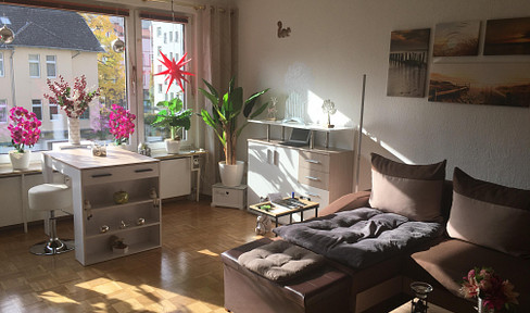 For sale by private individual! Excellent location, close to the city center! Sunny south-facing balcony! Bright apartment! Parking space included! Just around the corner from a popular shopping street!