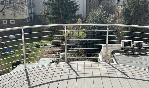 Neuwertige Wohnung mit vier Zimmern, Vollbad und EBK, Traumterrasse in Freiberg