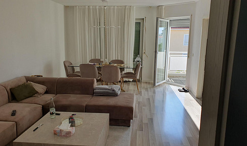 Bright very nice 3 room apartment with fireplace and balcony from private owner