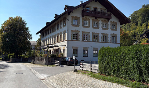 Neuwertige Erdgeschoss Wohnung mit gehobener Ausstattung und herausragender Architektur
