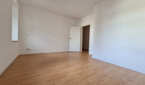 Modernized apartment with fitted kitchen, 3 rooms, and a balcony in Chemnitz.