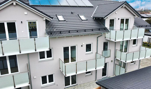 Moderne Neubau-Dachgeschosswohnung mit großem Balkon und lichtdurchflutetem Wohnbereich