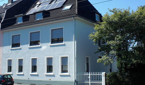 Wohnen und Arbeiten: Stilvolles Mehrfamilien- und Geschäftshaus mit großem Garten.