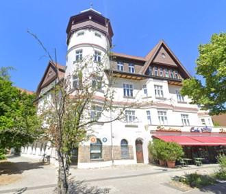 Old building meets extravagance - stylish living in a 5.5-room living space at Mexikoplatz