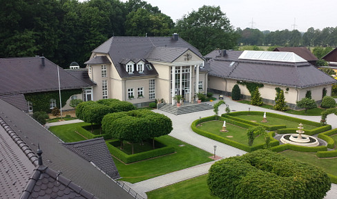 Unique two-family house with wellness and commercial area