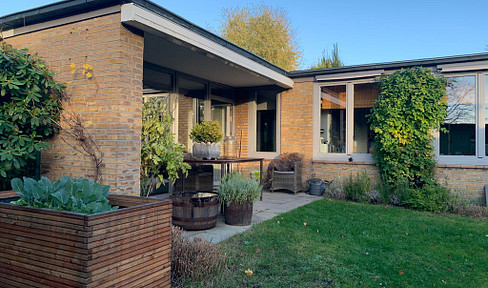 Modernisierter Winkel-Reihenbungalow mit uneinsehbaren Grundstück