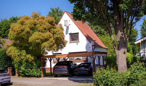 Detached house with dream plot and many possibilities.