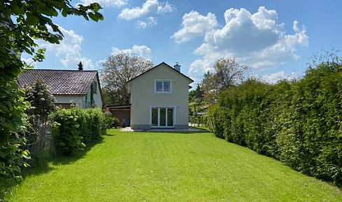 Solid house as good as new (energy label A+) with large garden in a central but idyllically quiet location