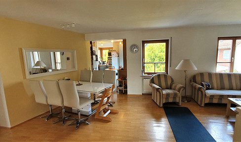 Elegant living near Marienberg Park: Spacious 6-room maisonette apartment.