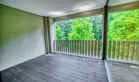 4.5-room apartment with a ground-floor loggia (100 m²), offering a view of greenery and privacy.
