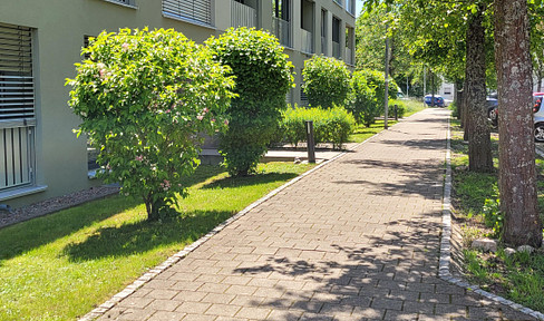 Moderne 4,5 Erdgeschloss-Whg. Blick ins Grüne, Loggia, EBK, hohe Privatsphäre per sofort