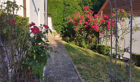 Großzügiges Einfamilienhaus mit Einliegerwohnung