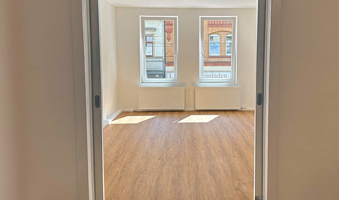 Enjoy living! 4-room apartment, 100 square meters, located at Limmerstraße 10.