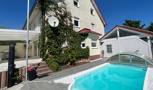 Semi-detached house with photovoltaic, carport, pool.