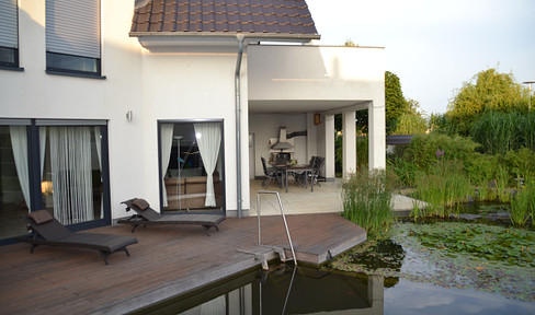 Traumhaftes Architektenhaus mit malerischem Teich in ruhiger Feldrandlage