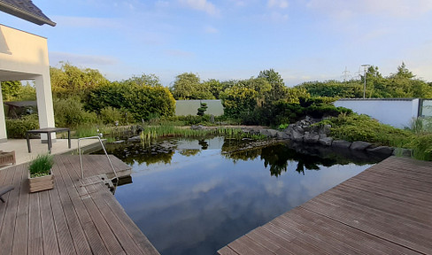 Exklusives Traumhaus mit Schwimmteich in ruhiger Feldrandlage, aber dennoch stadtnah