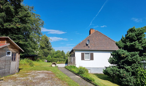 Detached house for sale close to the center with beautiful large grounds in 94065 Waldkirchen