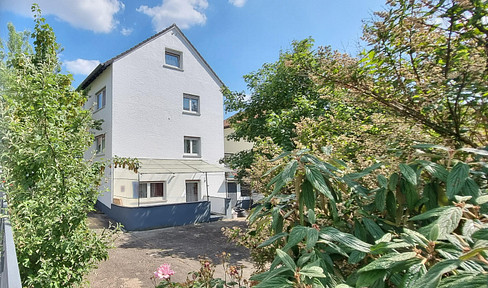 Freistehende Mehrfamilienhaus mit 10 Zimmer und 3 Garagen in Bensheim