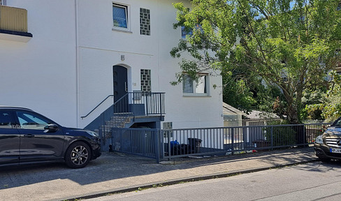 Detached multi-family house with 10 rooms and 3 garages, located in Bensheim.