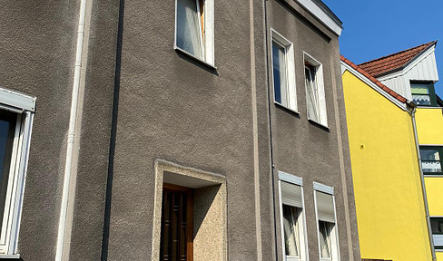 Schoene , 2 Zimmer Wohnung mit Badewanne / ruhige Sackgassenlage( renoviert)