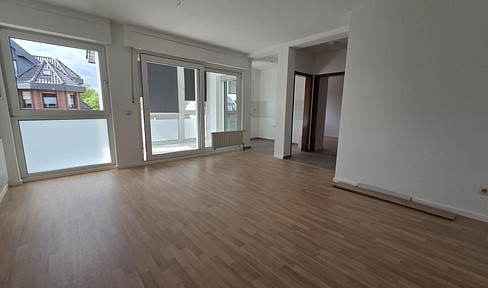 More light, more space: 2-room apartment with a sunroom and excellent transportation links.