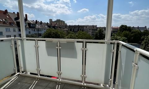 3-room apartment, 4th floor, with balcony, located in a quiet, central area, including a parking space and fitted kitchen.