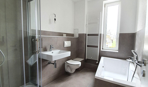 Large 2.5-room apartment in Velten, featuring a fitted kitchen, daylight bathroom, and parking space (with optional wallbox charging).