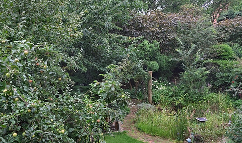 High-yield alternative to a single-family home: apartment building with beautiful garden