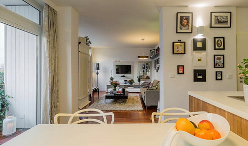 Exklusive, modernisierte und möblierte 2,5-Zimmer DG-Wohnung und Tiefgarage.