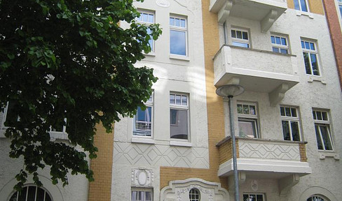 Beautifully situated apartment: 2 rooms, charming building with balcony, quiet, central location, and well-maintained.