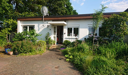 Commission-free bungalow (195 m² living/usable space) quiet location and dream garden